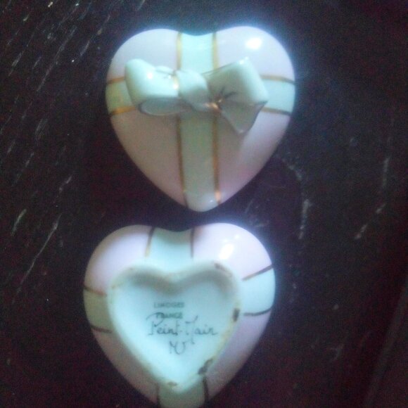 Limoges France~ Heart trinket box, with bow. Signed. - Picture 2 of 3